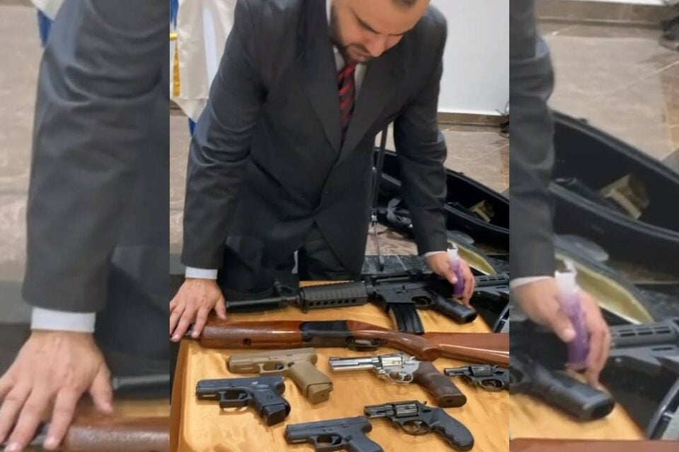 Líder religioso diz que a unção tem como objetivo proteger a população. Pastor benze armamento em igreja evangélica no Paraná; vídeo