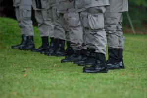 Um levantamento feito pela Polícia Civil de Trindade revelou que a Polícia Militar (PM) foi responsável pela metade das mortes violentas ocorridas no município em 2021. O relatório calcula que a cidade teve um total de 48 homicídios registrados no ano passado. Desses, 23 ocorreram durante abordagens policiais, o que totaliza 47,9% dos casos. Além disso, 11 das vítimas foram atingidas por disparos feitos por policiais militares da 9ª Companhia Independente da PM (9ª CIPM).