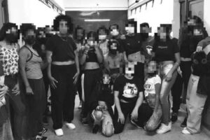 Meninas afirmam ter sido 'constrangidas' quando um grupo de funcionárias pediu que ficassem de pé na sala de aula para analisarem as vestimentas usadas, antes de serem encaminhadas para a secretaria da escola - (Foto: Arquivo pessoal)