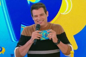 Apresentador foi um dos assuntos mais comentados no Twitter. Celso Portiolli surpreende ao ficar de sunga no Domingo Legal; fotos