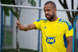 Sidnei em treinamento pelo Cruzeiro