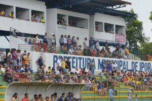 Torcida no estádio Ferreirão, do Iporá