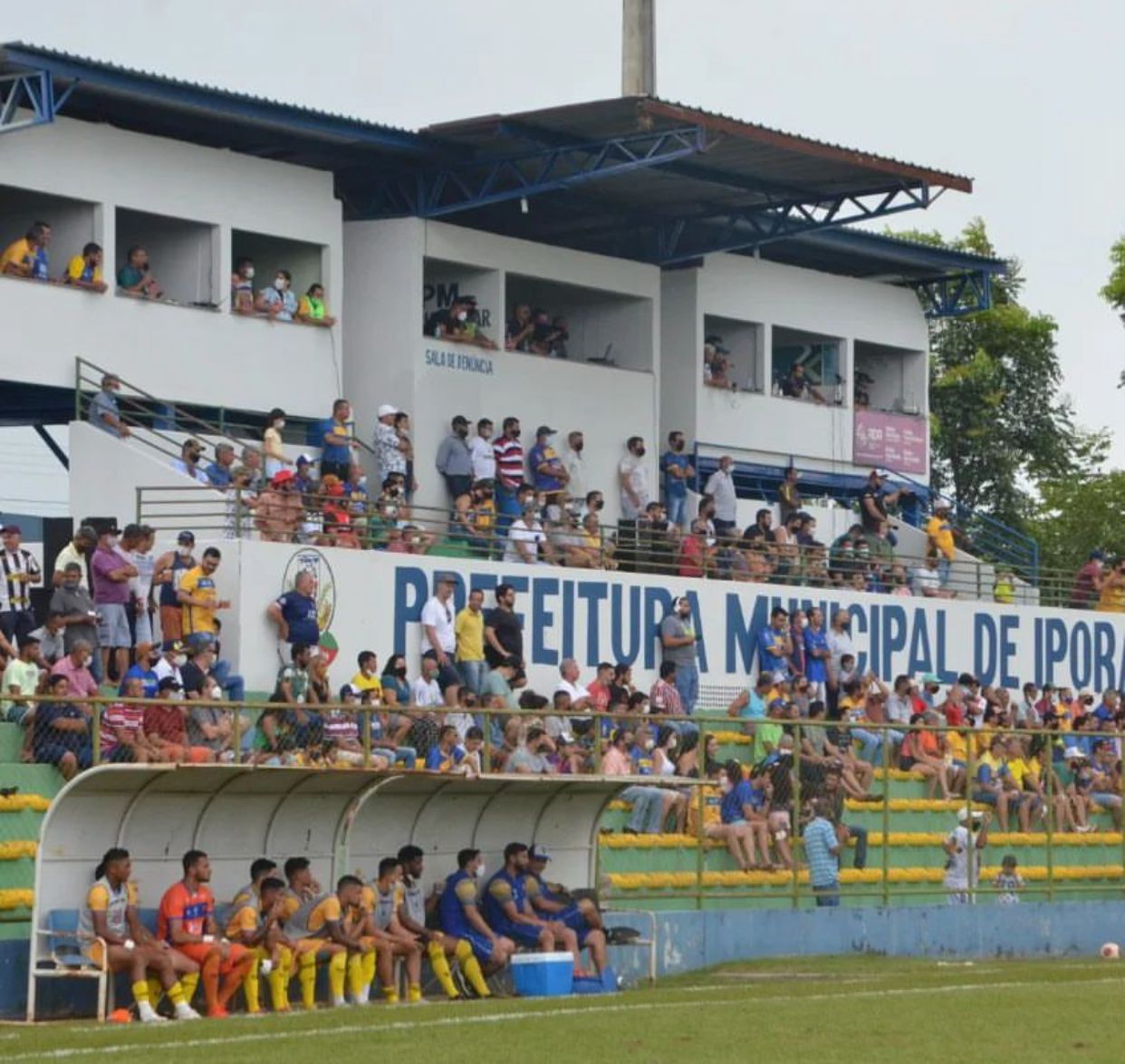 Torcida no estádio Ferreirão, do Iporá