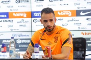 Renato Augusto em coletiva no Corinthians