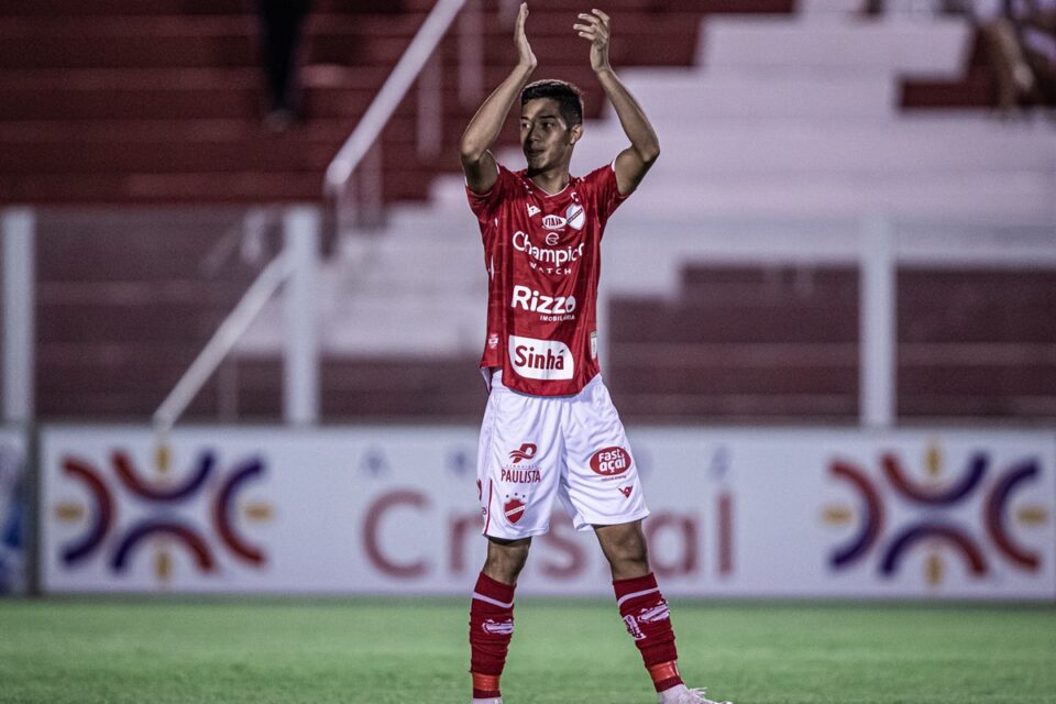 Vitor Graziani em jogo pelo Vila Nova no OBA