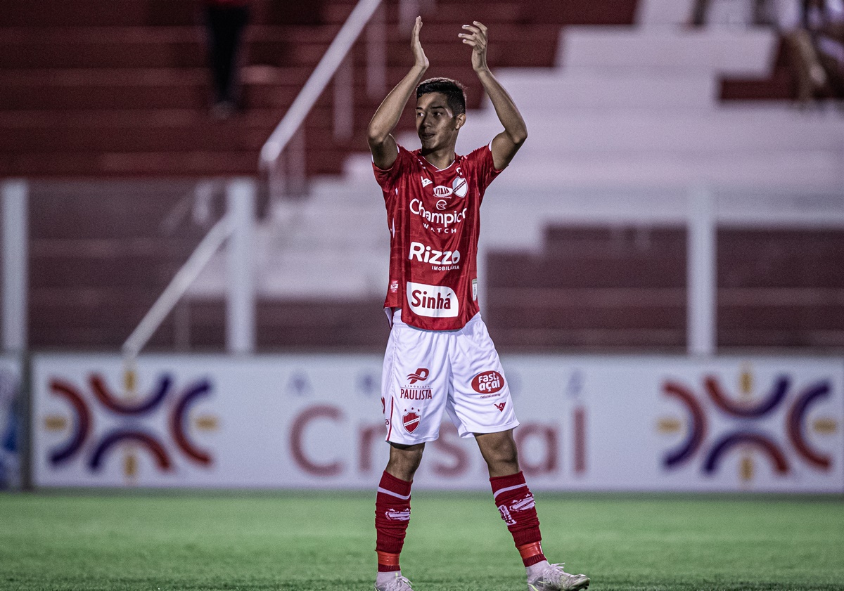 Vitor Graziani em jogo pelo Vila Nova no OBA