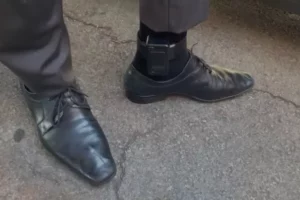 Deputado Daniel Silveira recebe tornozeleira eletrônica e volta a ser monitorado (Foto: Globonews)