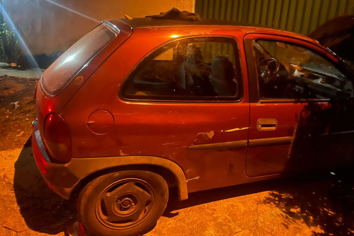 A Polícia Militar (PM) prendeu dois jovens suspeitos de furtarem um carro para desmanche, no último sábado (19).