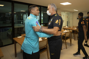 Thiago Silva e Tite se abraçando