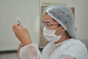 Só 30% dos jovens até 24 anos tomaram 3ª dose de vacina contra Covid no Brasil - Divulgação)