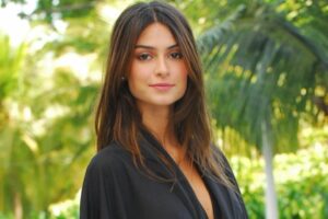 Monalisa está diferente, brinca Thaila Ayala ao publicar foto tirando leite - veja