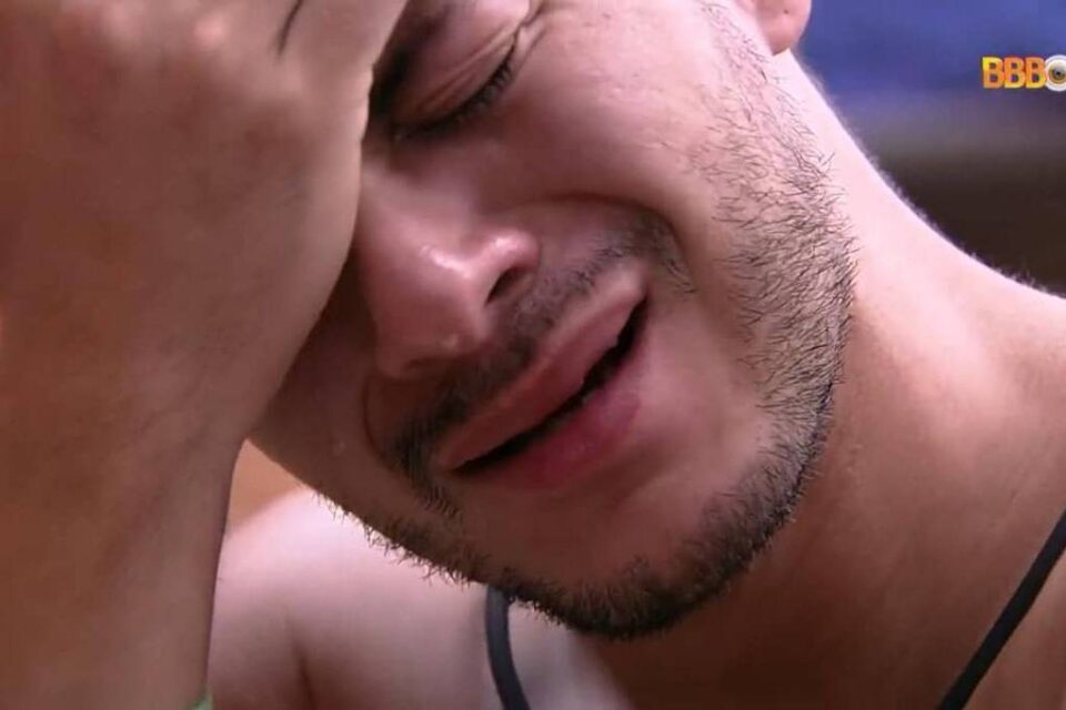 Brother foi colocado como o mais arrogante da casa. BBB 22: Arthur Aguiar chora e é consolado por brothers após Jogo da Discórdia