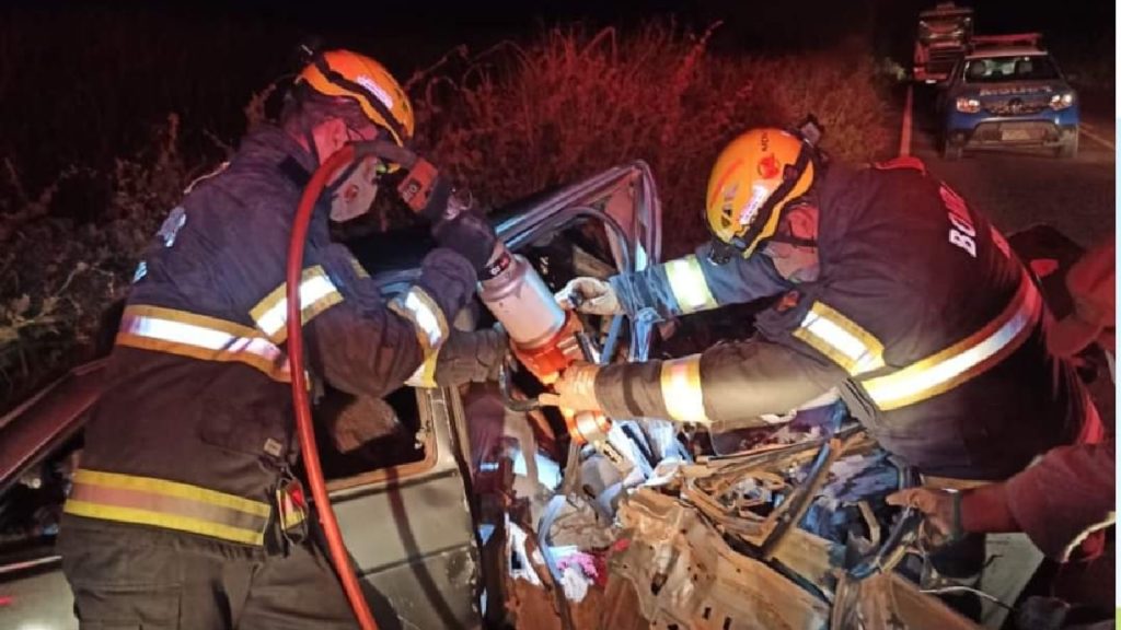 Colisão frontal deixa uma mulher morta e quatro feridos na GO-309 entre Água Limpa e Buriti Alegre (GO)