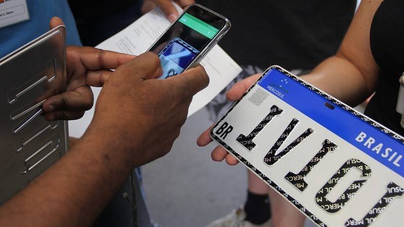 As placas Mercosul devem mudar neste ano 2022 sob pressão de Detrans e fabricantes. Mudanças devem evitar fraude. (Foto: divulgação)