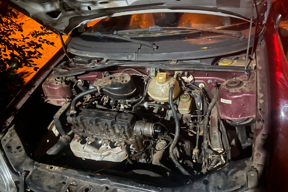 Os policiais afirmam que suspeitos estavam realizando o desmanche do veículo furtado. (Foto: Divulgação - PM)