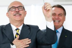 Bolsonaro já teve quatro ministros da Saúde e três da Educação