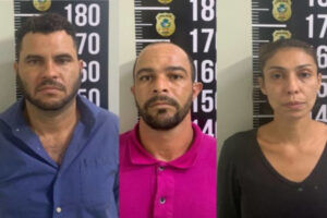A Polícia Civil prendeu Jhone Vaz da Silva, Wellingthon Vilela de Jesus e Juciene Pinto Luz, em Bela Vista de Goiás, nesta quarta-feira (16). O trio é suspeito de aplicar golpes na compra e venda de imóveis em várias cidades do interior de Goiás. Segundo as investigações, estima-se que o grupo já tenha causado um prejuízo milionário a diversas vítimas. Prova disso é que, somente os imóveis que culminaram na prisão dos suspeitos, estão avaliados em R$ 200 mil.