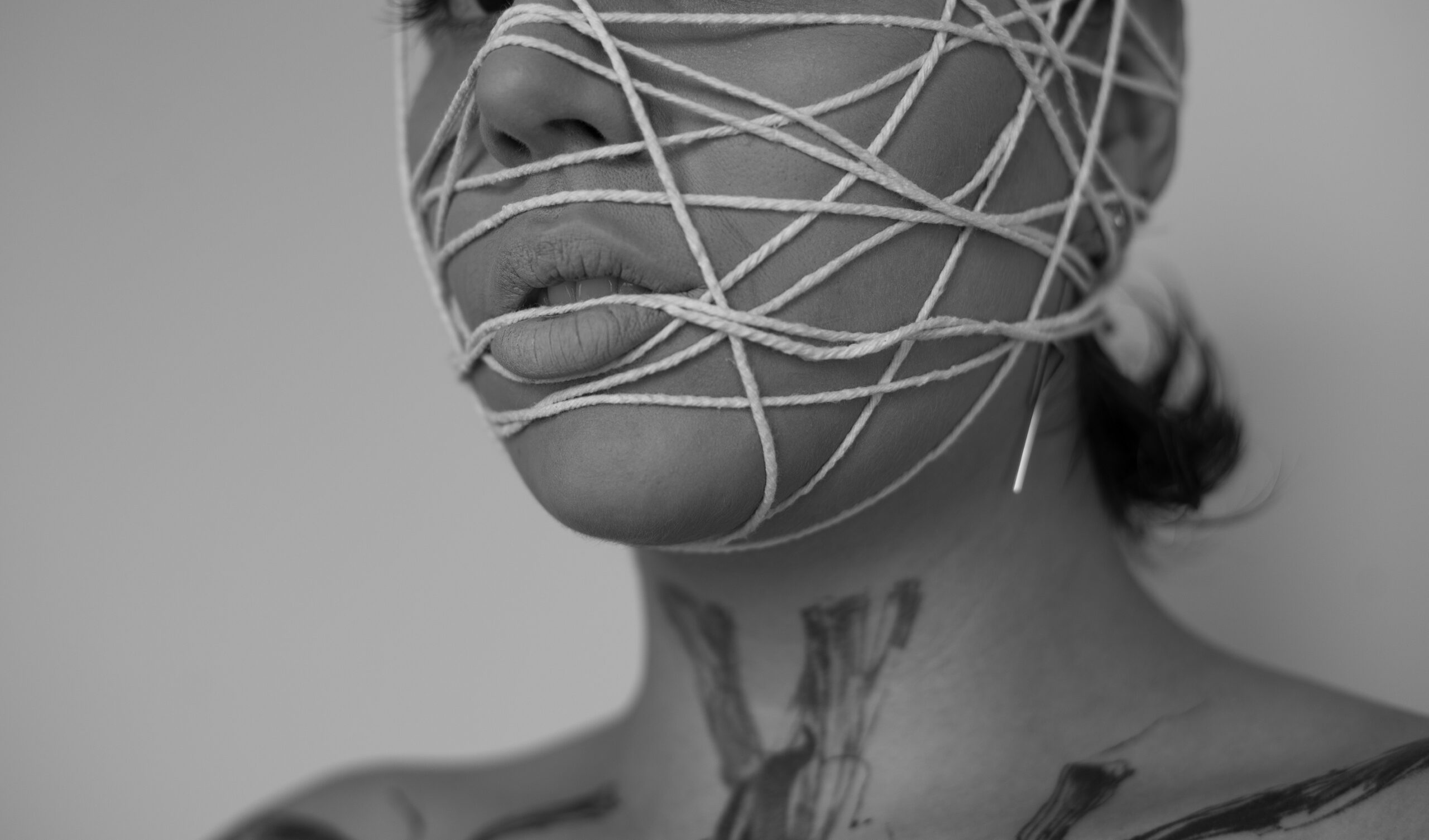 Livro Reflete em Mim, da fotógrafa goiana Iasmim Kudo, será lançado em 25 de março