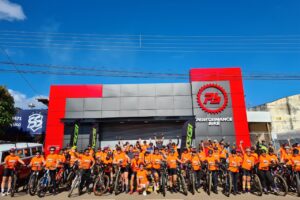 Ciclistas reunidos para uma pedalada beneficente