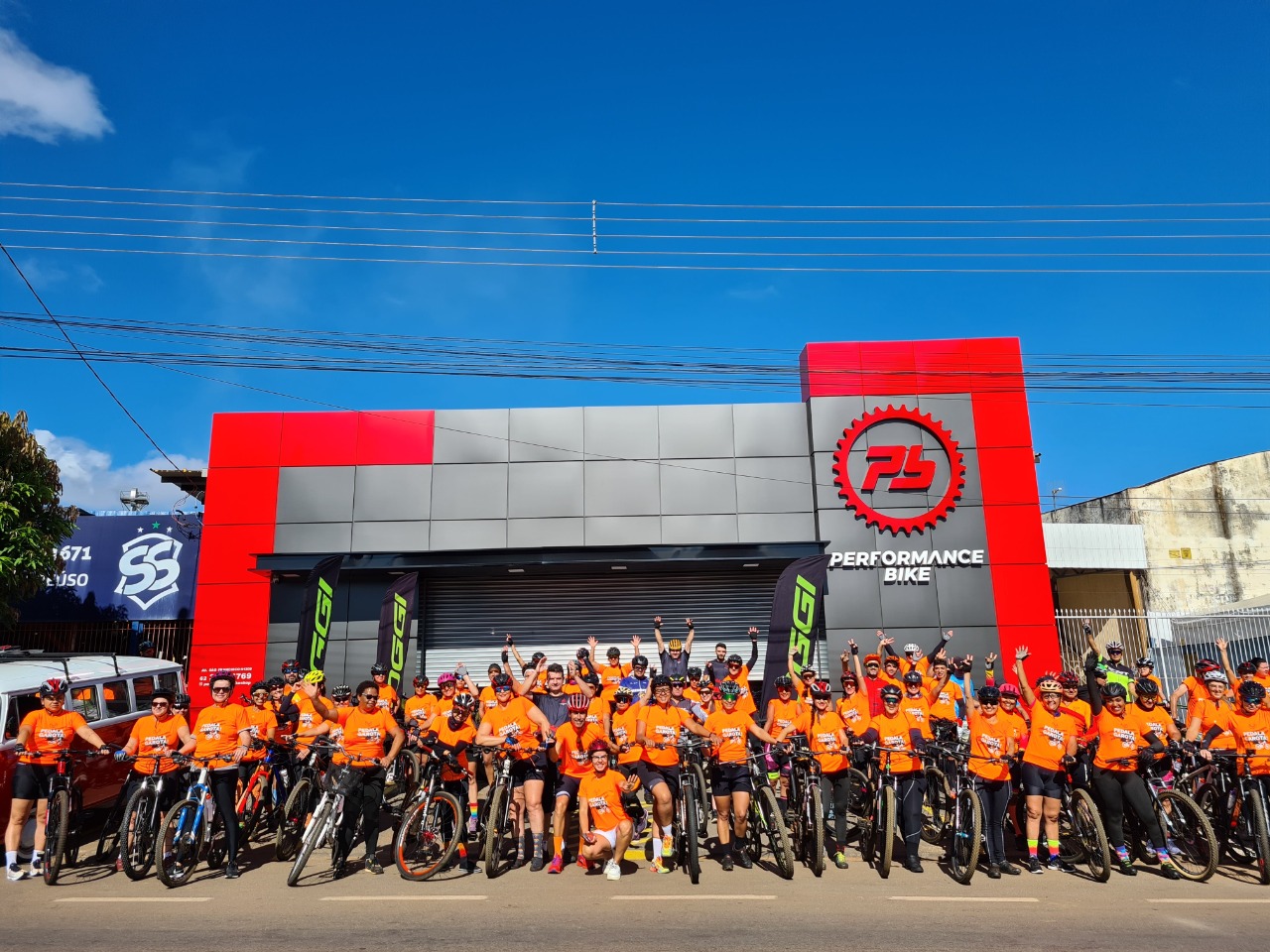 Ciclistas reunidos para uma pedalada beneficente