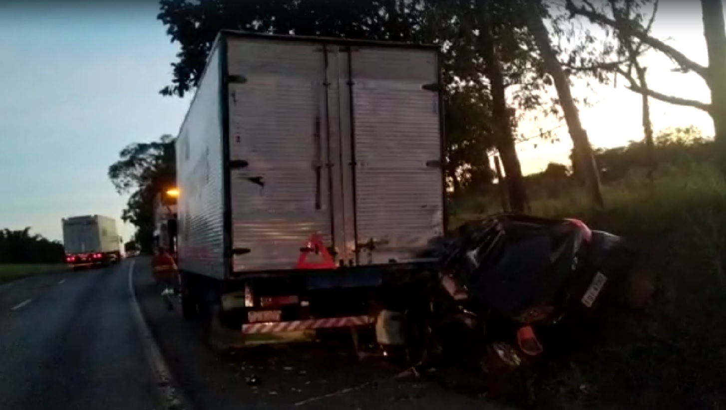 Motorista colide com caminhão quebrado e morre na BR-153, em Hidrolândia (Foto: Divulgação - PRF)