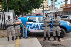 A Polícia Militar (PM) prendeu um jovem de 24 anos suspeito de esfaquear a namorada, uma adolescente de apenas 17. O crime aconteceu durante uma discussão em uma casa, no Setor Mundo Novo 2, região oeste de Goiânia, na madrugada de segunda-feira (28). Já a prisão do rapaz, ocorreu no mesmo dia, porém durante a tarde.