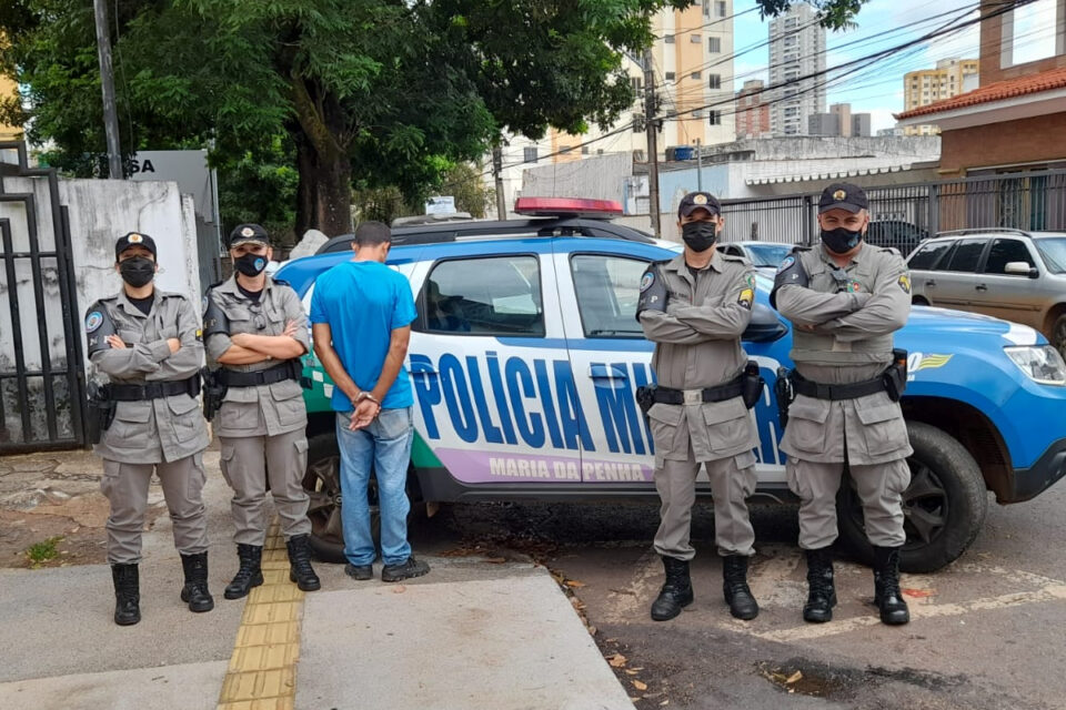 A Polícia Militar (PM) prendeu um jovem de 24 anos suspeito de esfaquear a namorada, uma adolescente de apenas 17. O crime aconteceu durante uma discussão em uma casa, no Setor Mundo Novo 2, região oeste de Goiânia, na madrugada de segunda-feira (28). Já a prisão do rapaz, ocorreu no mesmo dia, porém durante a tarde.