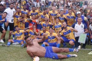 Time do Iporá comemora classificação para as quartas de final do Goianão