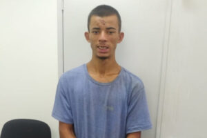 A Polícia Civil concluiu as investigações e indiciou três pessoas suspeitas de matar o professor Denes Marlio Lima Neres, de 26 anos, na cidade de Planaltina de Goiás. O crime aconteceu no último dia 1° de março, que era terça-feira de carnaval. Denes havia acabado de chegar do seu estado de origem, o Piauí, e conheceu Mateus da Silva Castro, com quem decidiu sair para 'conhecer a cidade'. Contudo, a vítima se desentendeu com Mateus por possíveis razões homofóbicas e o rapaz matou o professor com pedradas. As outras duas suspeitas de envolvimento no crime são garotas de programa, que ajudaram na ocultação do cadáver.