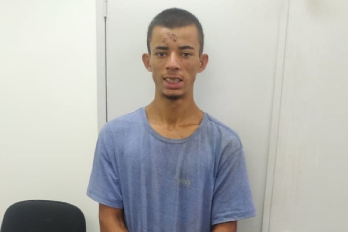 A Polícia Civil concluiu as investigações e indiciou três pessoas suspeitas de matar o professor Denes Marlio Lima Neres, de 26 anos, na cidade de Planaltina de Goiás. O crime aconteceu no último dia 1° de março, que era terça-feira de carnaval. Denes havia acabado de chegar do seu estado de origem, o Piauí, e conheceu Mateus da Silva Castro, com quem decidiu sair para 'conhecer a cidade'. Contudo, a vítima se desentendeu com Mateus por possíveis razões homofóbicas e o rapaz matou o professor com pedradas. As outras duas suspeitas de envolvimento no crime são garotas de programa, que ajudaram na ocultação do cadáver.