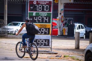 Lula vai à Justiça contra decreto de Bolsonaro que obriga postos a exibir preço