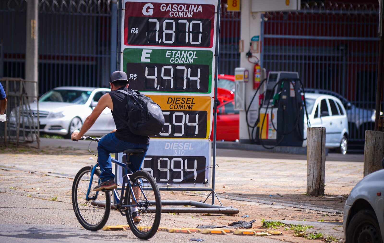 Lula vai à Justiça contra decreto de Bolsonaro que obriga postos a exibir preço