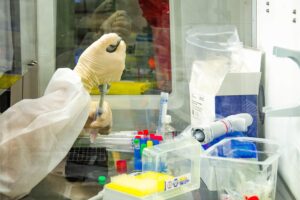 OMS monitora nova variante da coronavírus, que combina a Ômicron e a Delta