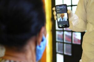 Consulta médica online realizada com apoio de equipe de campo (Foto: Divulgação)