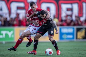 Wagner marcando Wellington Rato no Accioly