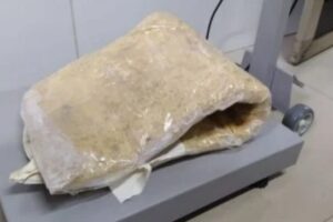 Mulher é presa com cinta de cocaína amarrada ao corpo na BR-242 (BA)