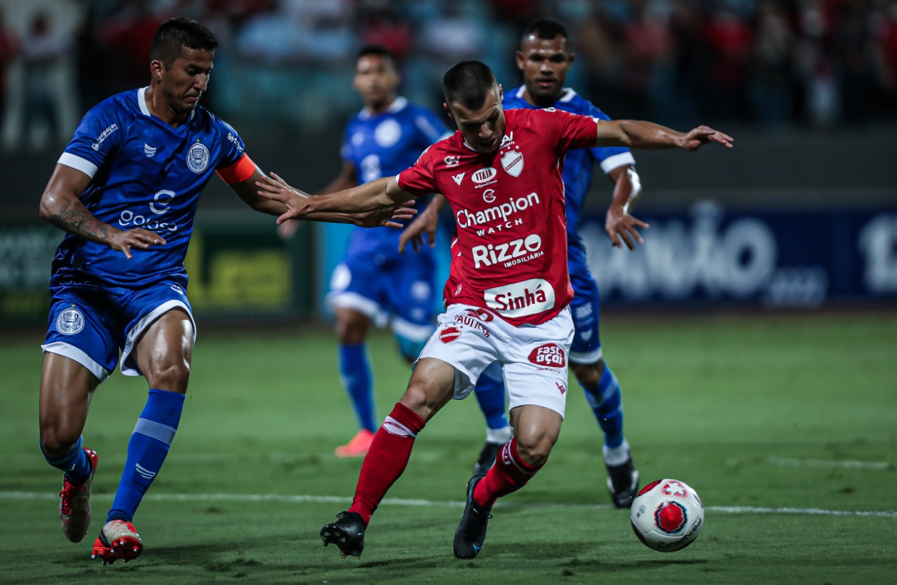 Wagner sendo marcado contra o Goiatuba