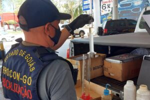 Posto de combustível tem bomba interditada após denúncia de gasolina adulterada, em Goiânia