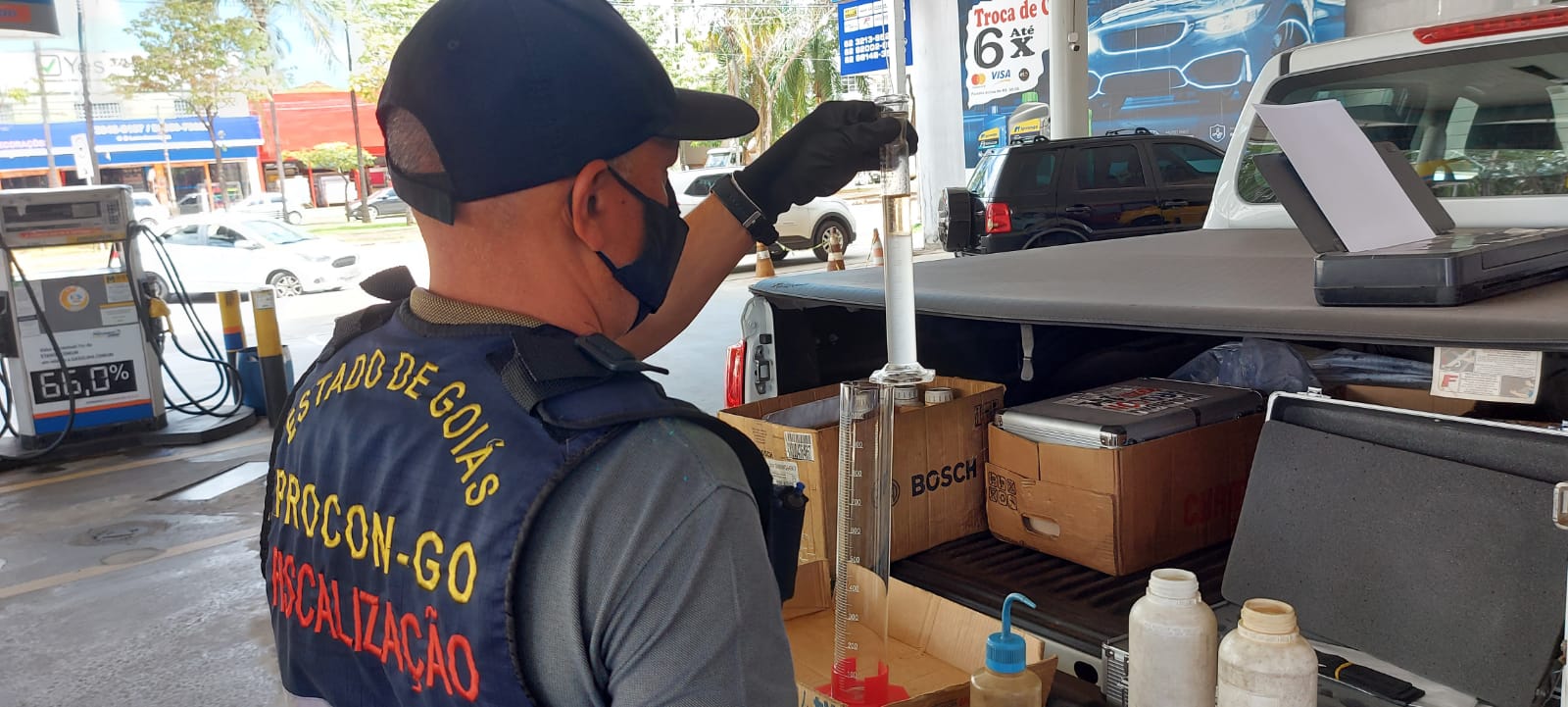 Posto de combustível tem bomba interditada após denúncia de gasolina adulterada, em Goiânia