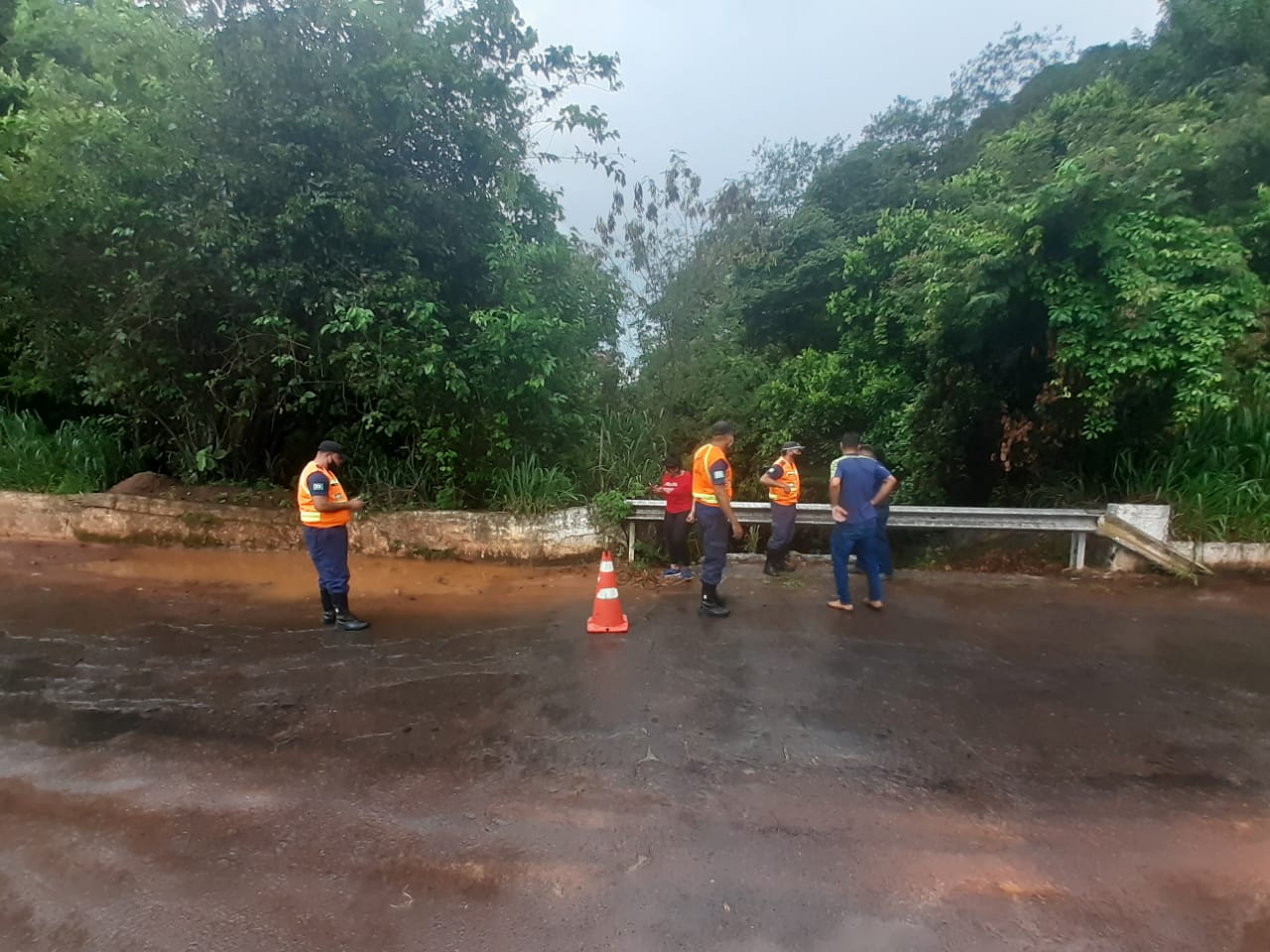 Afundamento de pista interdita parcialmente Avenida Topázio no Jardim Califórnia, em Goiânia