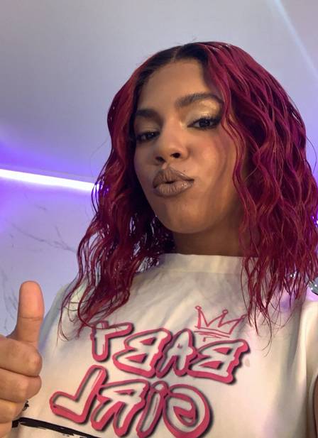 Maria do BBB 22 surge com novo visual e cabelos roxos