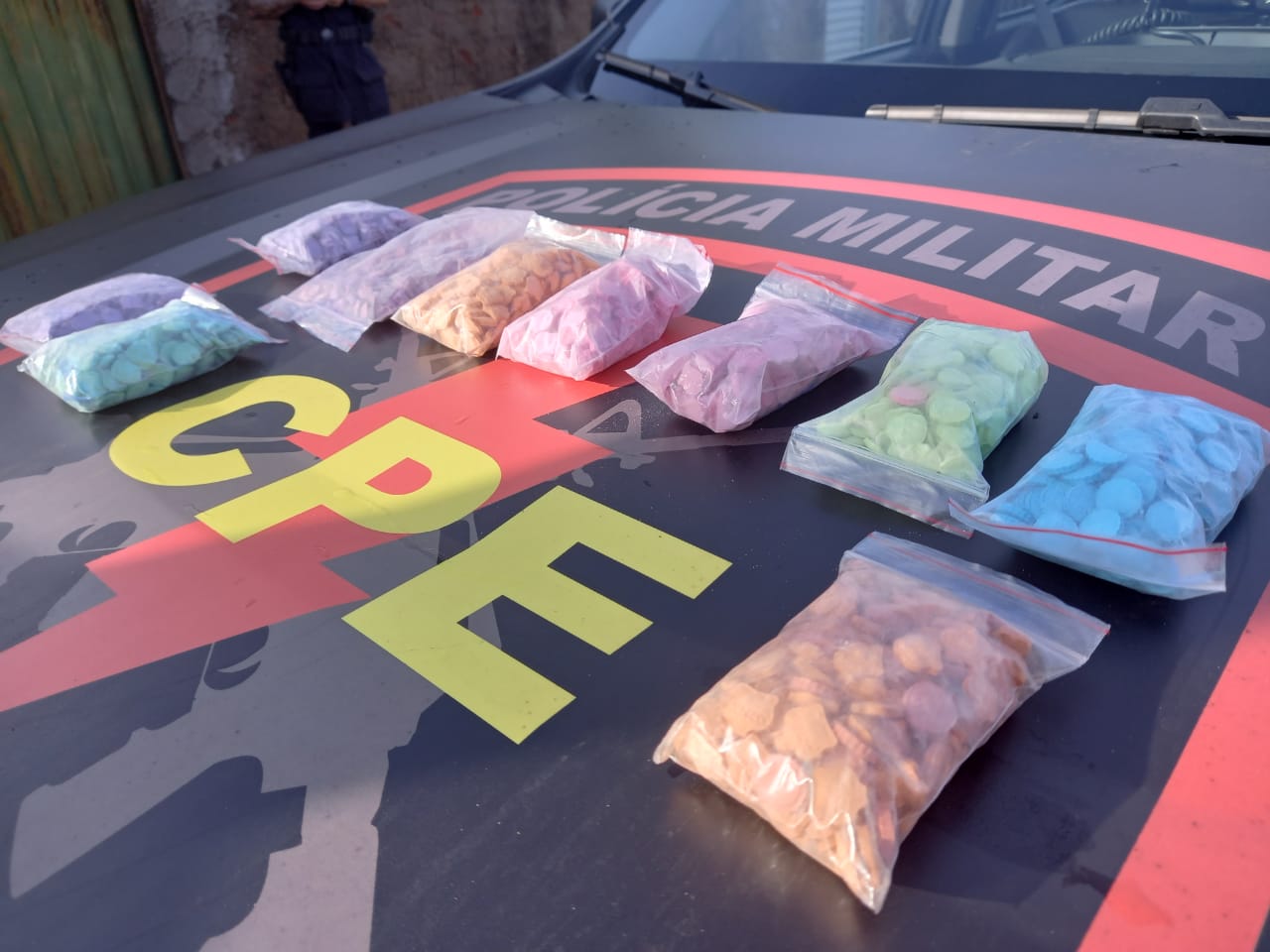Pacotes de Ecstasy apreendidos e expostos no carro da polícia