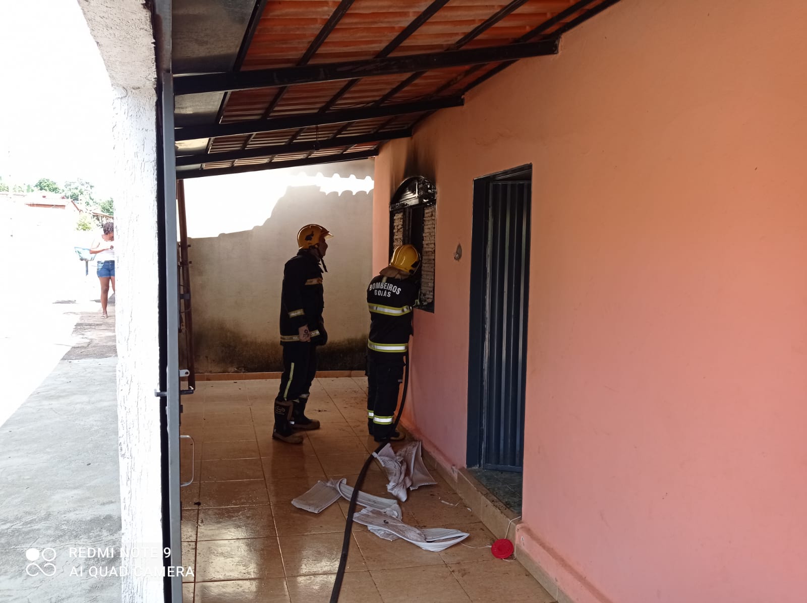 Criança provoca princípio de incêndio em residência ao brincar com isqueiro em Uruaçu (GO)