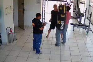 O síndico que teve uma hemorragia cerebral após ser nocauteado por um morador, em Águas Claras (DF), passa por cirurgia hoje. (Foto: reprodução)