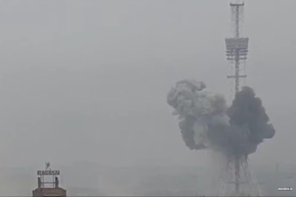 Ataque atinge torre de televisão em Kiev e interrompe transmissão (Foto: Reprodução)