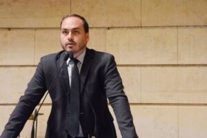 PF faz buscas contra Carlos Bolsonaro e mira núcleo da Abin Polícia Federal mira pessoas que foram destinatárias das informações da agência