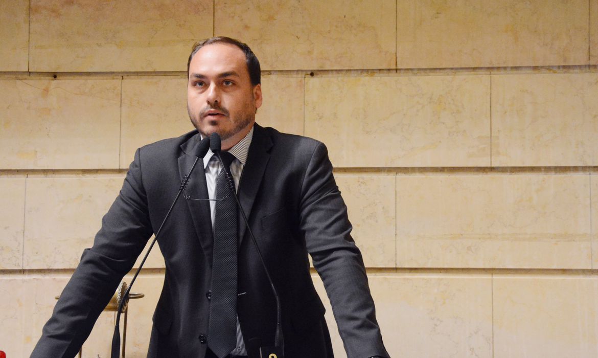 PF faz buscas contra Carlos Bolsonaro e mira núcleo da Abin Polícia Federal mira pessoas que foram destinatárias das informações da agência