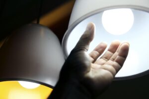 Pessoa trocando uma lâmpada