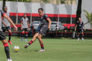 Gabriel Baralhas em treino pelo Atlético Goianiense