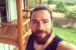 Lucas Valença saiu para caminhar à noite e não achou o caminho de volta para a sua chácara, segundo os parentes hipster da Federal